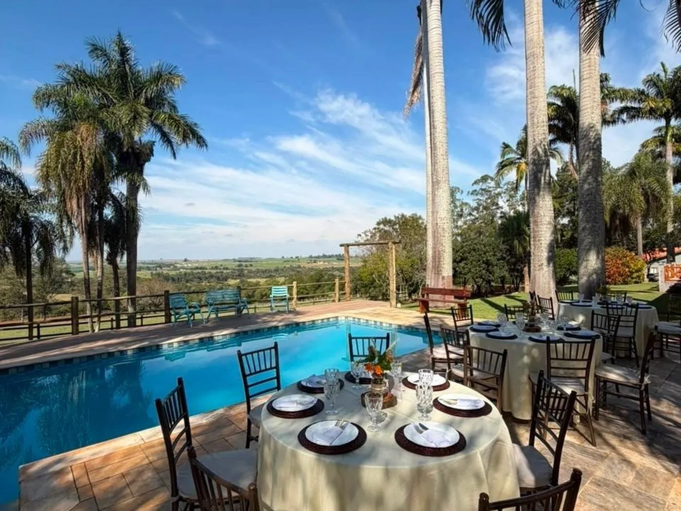 Mesa posta à beira da piscina para evento ao ar livre