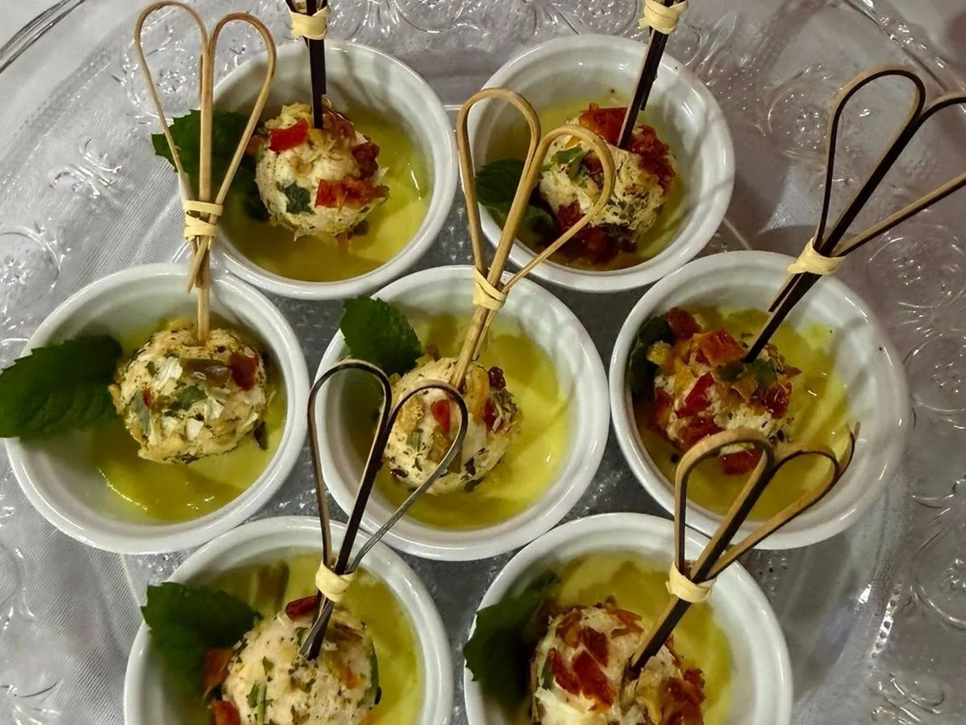 Finger foods servidos individualmente em evento do D’Faria