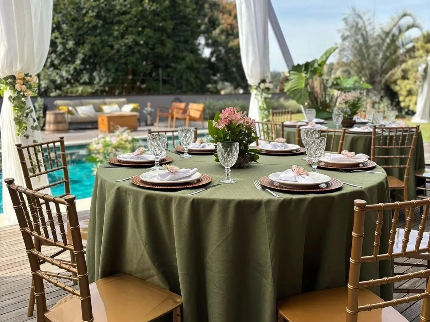 Mesa de casamento posta com louças, taças e flores em evento montado pelo D’Faria