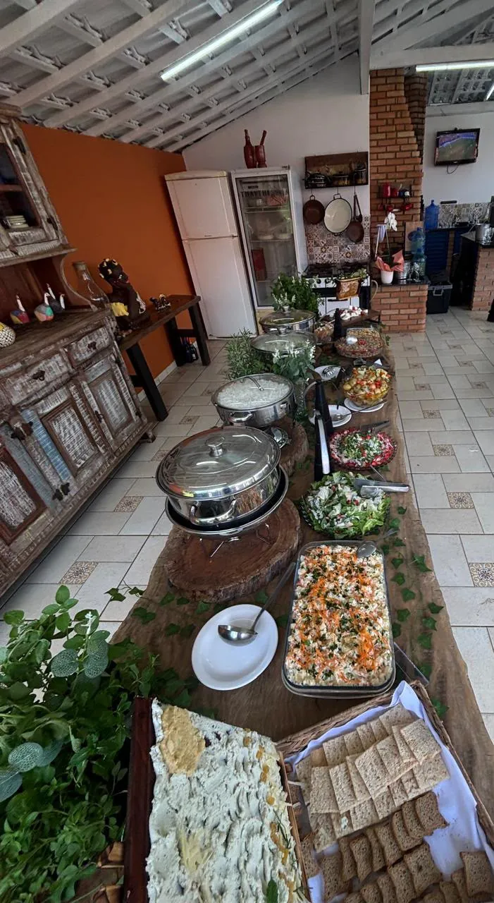 Buffet completo montado com réchauds, saladas e acompanhamentos