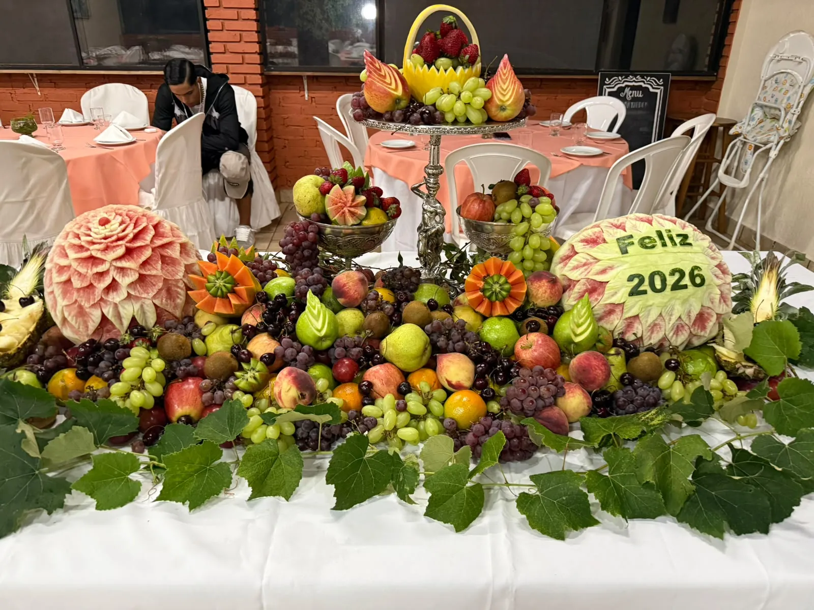 Mesa de frutas esculpidas com melancia decorada para celebração